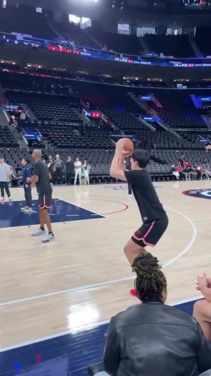 今天能进首个三分吗？杨瀚森热身三分训练手感柔和只投丢一个