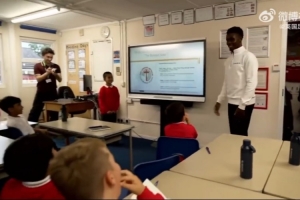 ❤️萨卡惊喜现身小学时期的母校