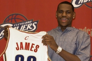 22年前的今天 勒布朗-詹姆斯上演NBA首秀砍下25分6篮板9助攻