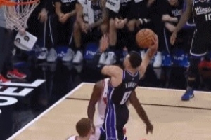 扣篮王之姿！拉文突破秀单臂战斧劈扣