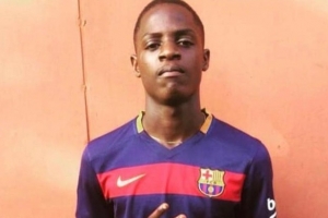 世体：艾永对巴萨颇具好感，五年前曾在家乡穿着巴萨球衣拍照留念