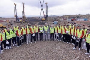 世体：马竞一线队球员亲临体育城建筑工地，近距离参观工程进展