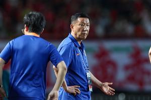 唐田谈崔康熙：参加洲际比赛方面，我们和崔导永远是国家利益第一