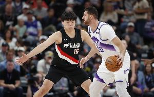 解说：若是之前轮换时间小杨是能对上约基奇的 他是长期培养对象