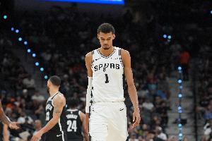 上半场遭遇严防！文班4投仅1中得到2分5板2助2帽 正负值-6