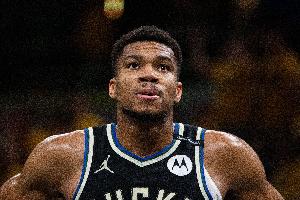 见血封喉！字母哥跳投压哨绝杀 全场21中14砍33分13板5助2断