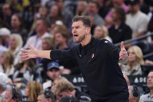 斯普利特：当无法通过防守主导比赛 对手自然会比我们投得更好