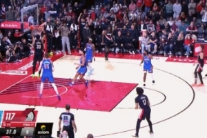 一锤定音！卡马拉溜底线接球双手暴扣 开拓者领先5分打停雷霆