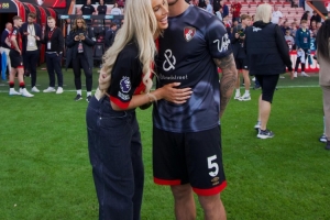 邮报：英超出现一对新的同队情侣，伯恩茅斯金童玉女受球迷追捧