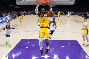 面对文班不落下风！艾顿上半场7中4得到10分4板1断